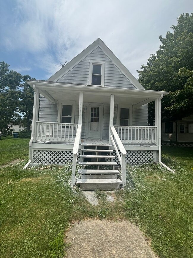 Building Photo - Section 8 welcome, 3 bedrooms 1.5 Bath. Sp... Rental