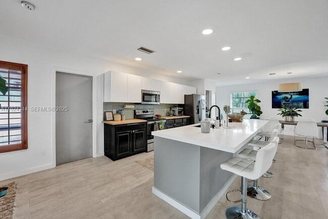 Photo - 4104 Larch Ave