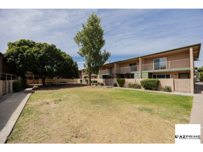 Building Photo - Embark on a Lifestyle of Modern Comfort in this Chic 3/1.5 Phoenix Condo!