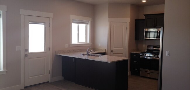 Building Photo - Brand New Townhouses! Available Now!