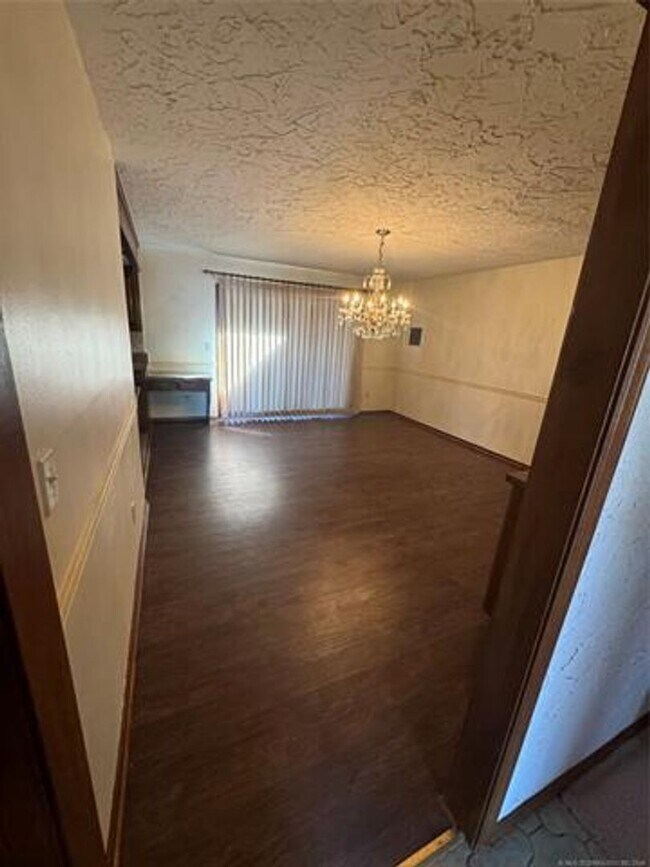 DO YOU NEED STORAGE OR HAVE A LOT OF VEHIC... House House Rental in