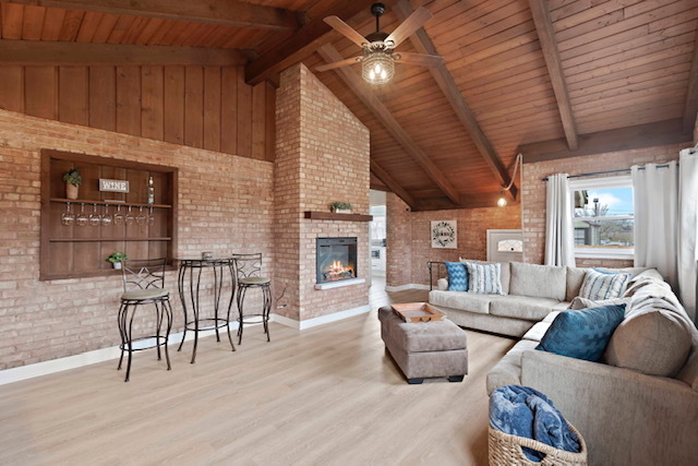 Living Room With elect. fireplace - 4330 Highland Ave Casa