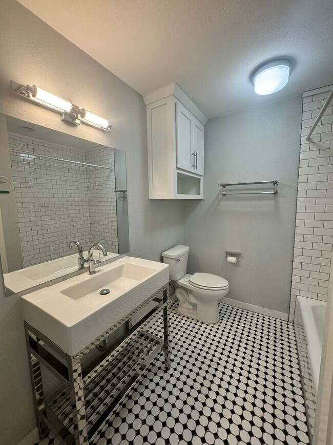 1 bed, 1 bath Walking distance to UCO in... House House Rental in