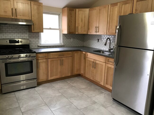 Building Photo - 209 Tibbetts Rd Unit 2nd Floor