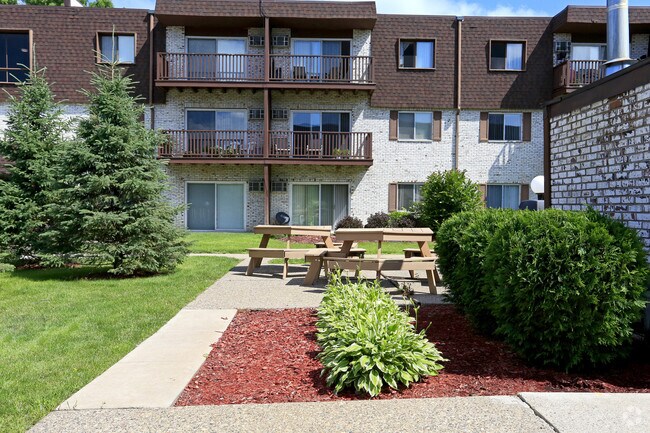 Picnic Area - Lakecrest Apartments