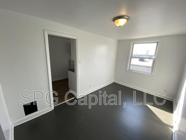 Photo - 2529 Derry St