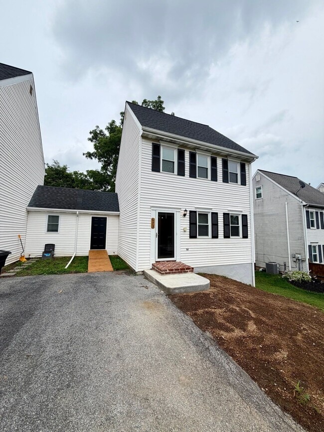 Building Photo - 673 S Cedar St
