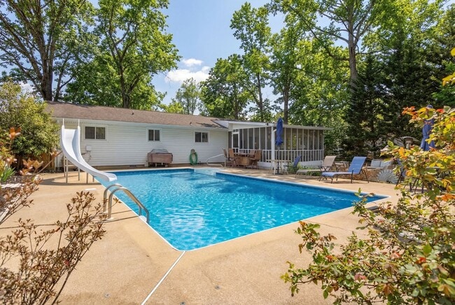 Building Photo - Beautiful home with a pool