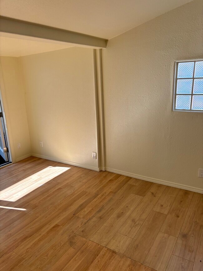 Photo - 3979 1/2 Centre St Unidad 3979 studio