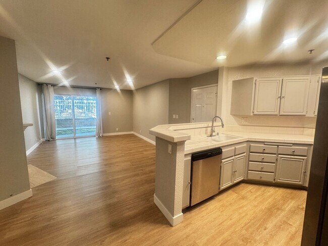 Photo - Oak Park updated 1 Bedroom with mountain views Unit 208
