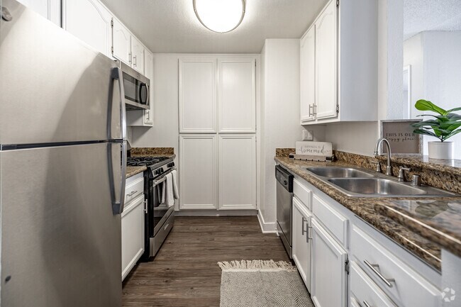 2BR, 2BA - 900SF - Kitchen - Paramount Terrace Apartments