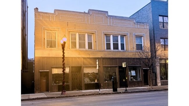 Building Photo - Amazing North Center 3 Bed / 1 Bath Unit 2