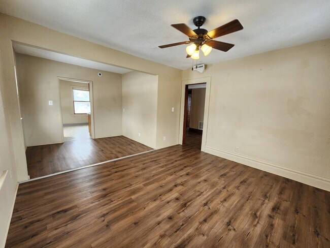 Photo - 604 W Seerley Blvd