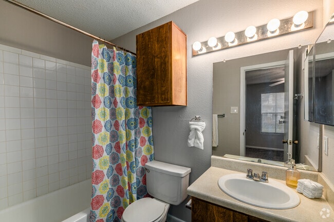 1 habitación, 1 baño - 450 pies cuadrados - Baño - The Remington