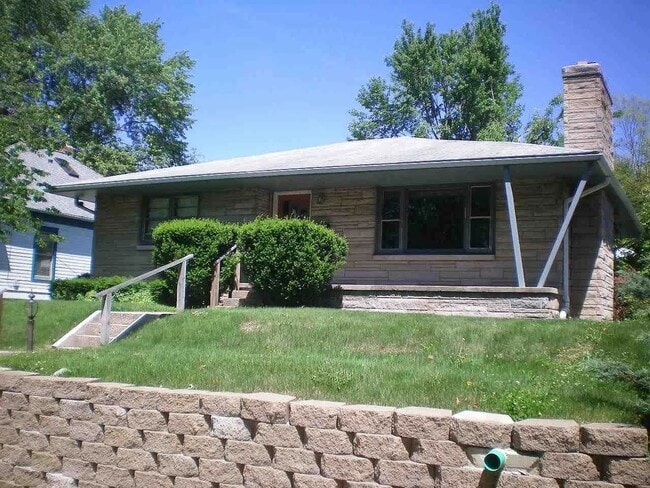 Building Photo - Update 3br 1ba South Campus and Bryan Park
