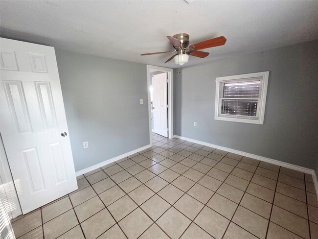 Building Photo - 5403 Ave Q 1/2