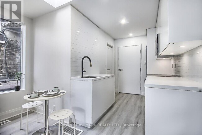 Photo - 415 Dundas St E