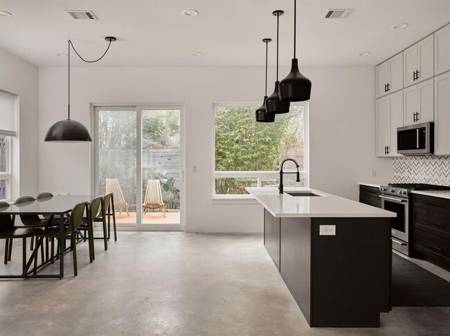 Photo - 910 Gullett St