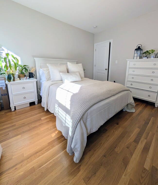 Building Photo - 202 W 8th St Unit 1