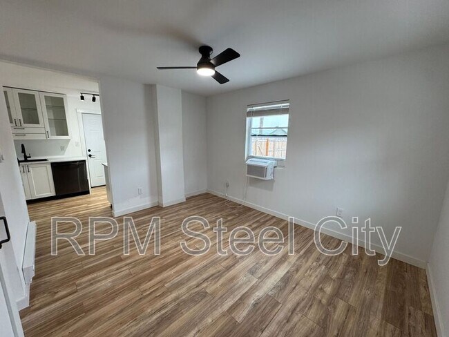 Photo - 512-512 1/2 W 10th St