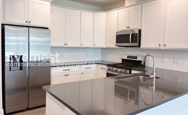 3 Bed/2.5 Bath Town Home with Garage / Available Now!
