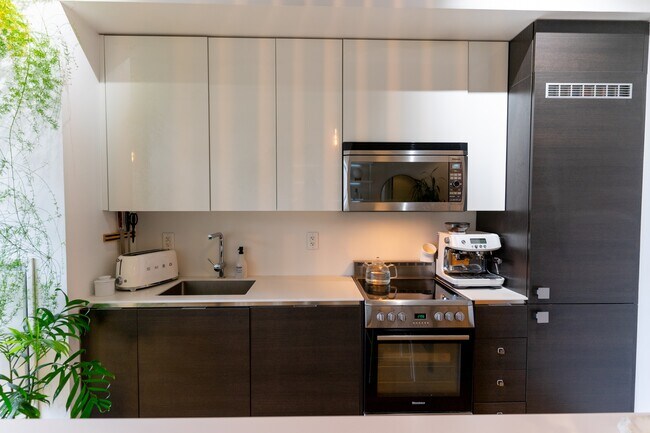 Photo - 8-208 Dovercourt Rd