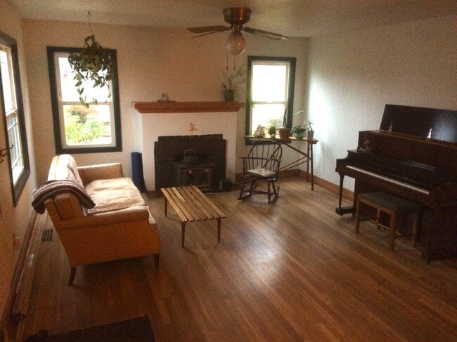 Building Photo - 8950 NE Emerson St