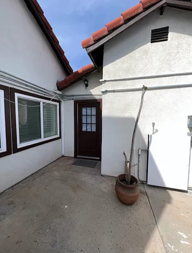 Building Photo - 681 Kenwood St Unit 681