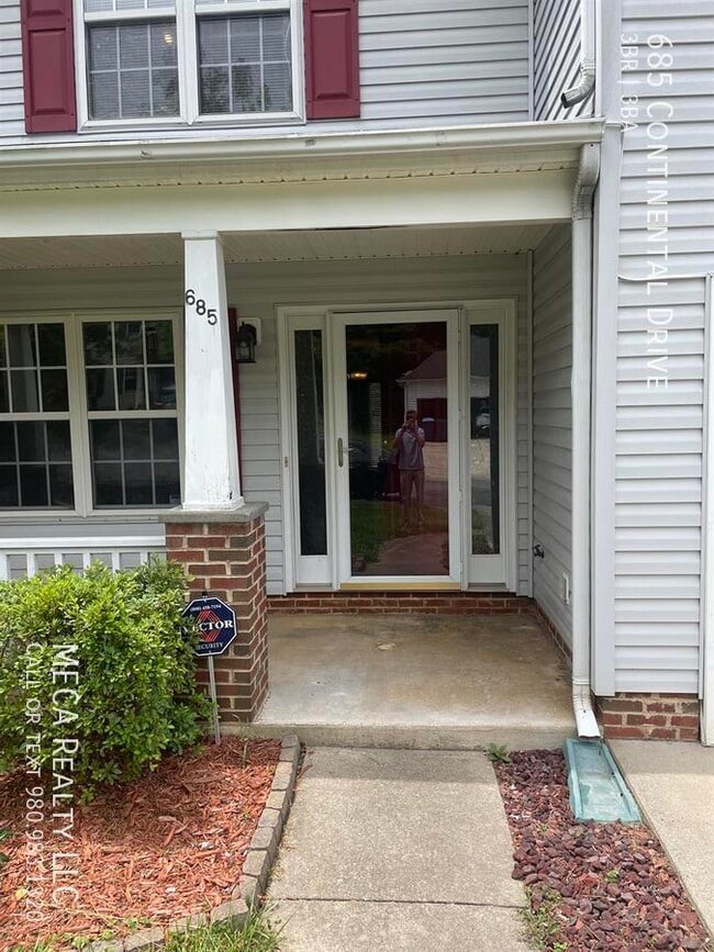 Photo - 685 Continental Dr