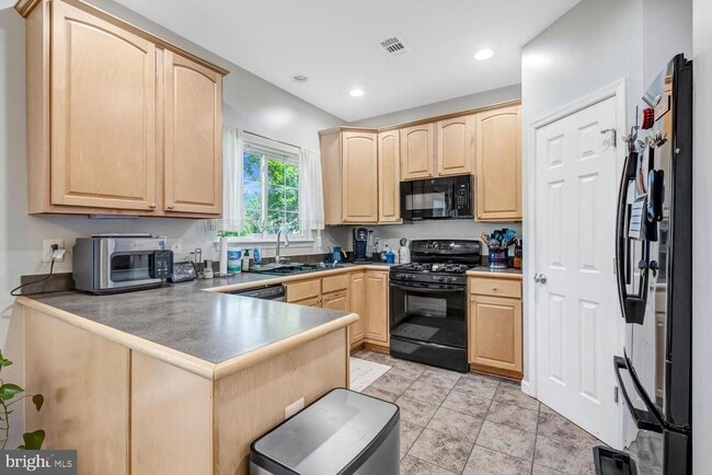 Photo - 8628 Ellesmere Way