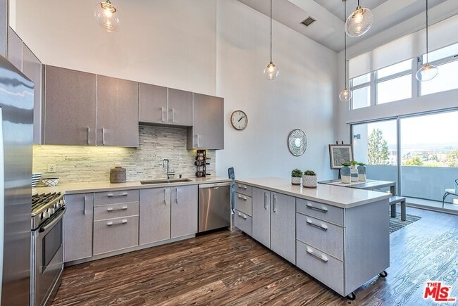 Photo - 1168 S Barrington Ave Unidad 603