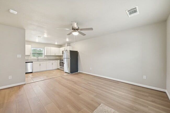 Photo - 254 Plez Morgan Dr