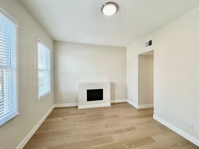 Building Photo - SPECTACULAR, COMPLETELY RENOVATED 2 BED/1 BATH FULLY!!! Unit 1559