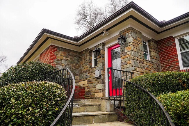Photo - 1633 Kalmia Rd NW
