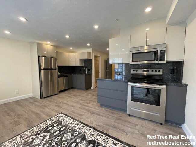 Building Photo - 1028 Commonwealth Ave Unit 1