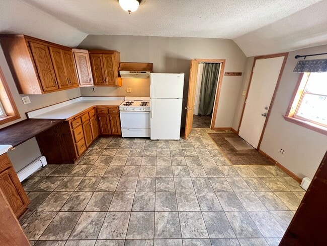 Photo - Upper Level 2 Bedroom Apartment - AVAILABLE JUNE Unit 2014 1/2 Banks Ave