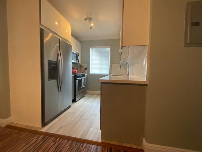 Photo - 7327 Dickens Ave Unidad 4