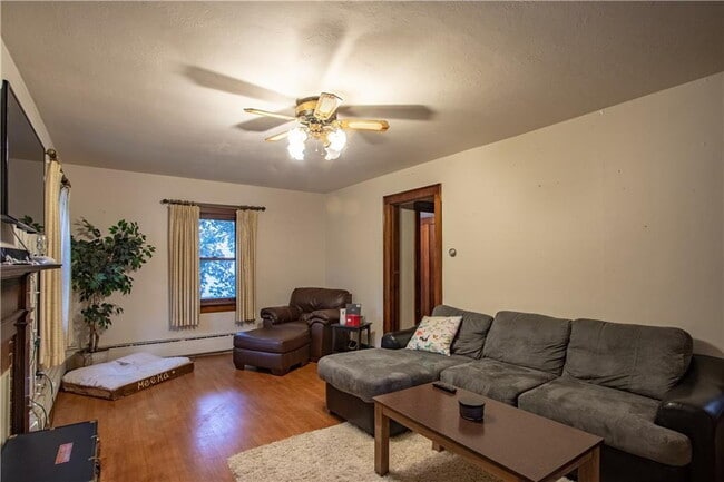 Photo - 3 bedroom, 1 bathroom Home With Garage