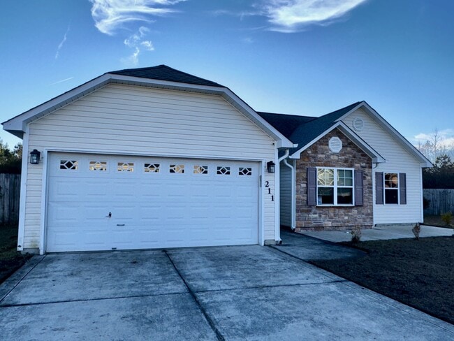 Building Photo - 211 Hidden Oaks Dr