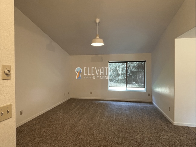 Photo - 3BR single-level rancher in SE Bend with large fully-fenced backyard