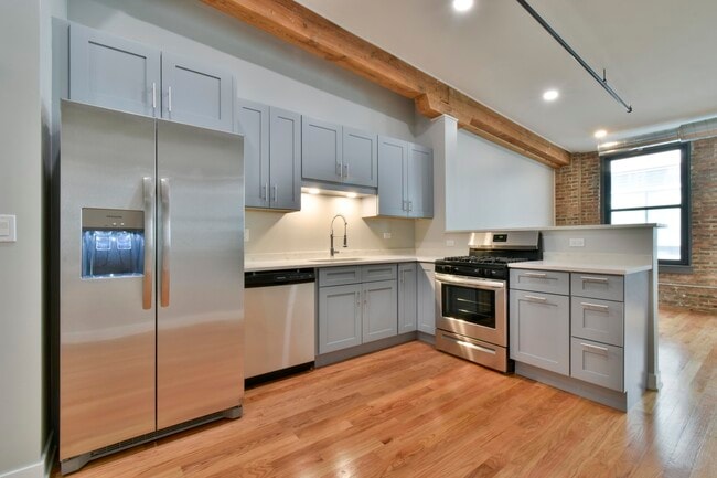 Photo - 25 W Hubbard St