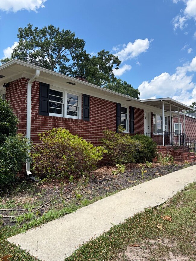Photo - Beautiful brick home, Fully fenced in yard!!