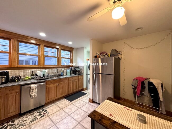 Building Photo - 202 Calumet St Unit 1