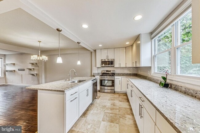 Photo - 627 Lamont St NW