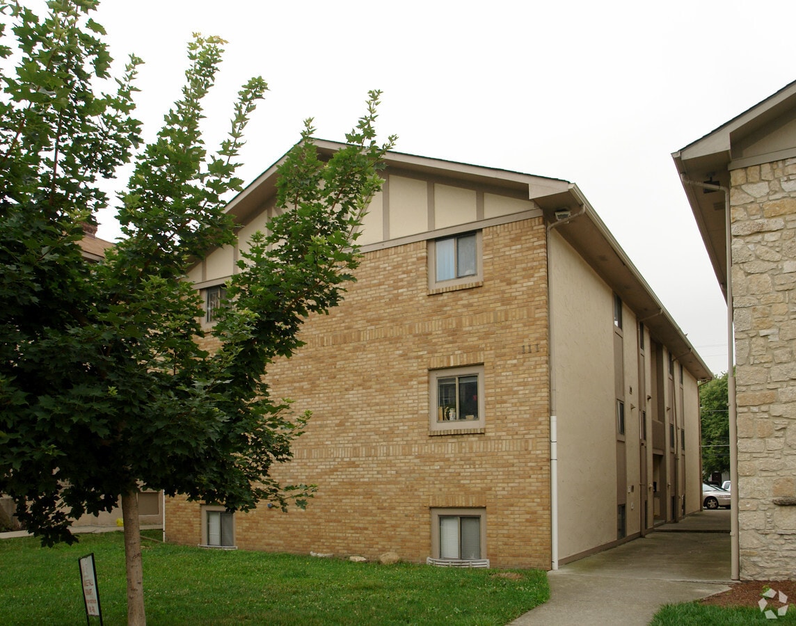 Photo - 111 E Norwich Ave Apartments