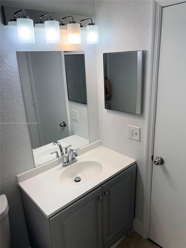 Photo - 11537 Louis St