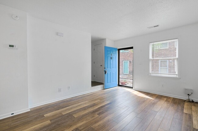 Building Photo - 2 Bedroom Townhome within Blocks to the Beach