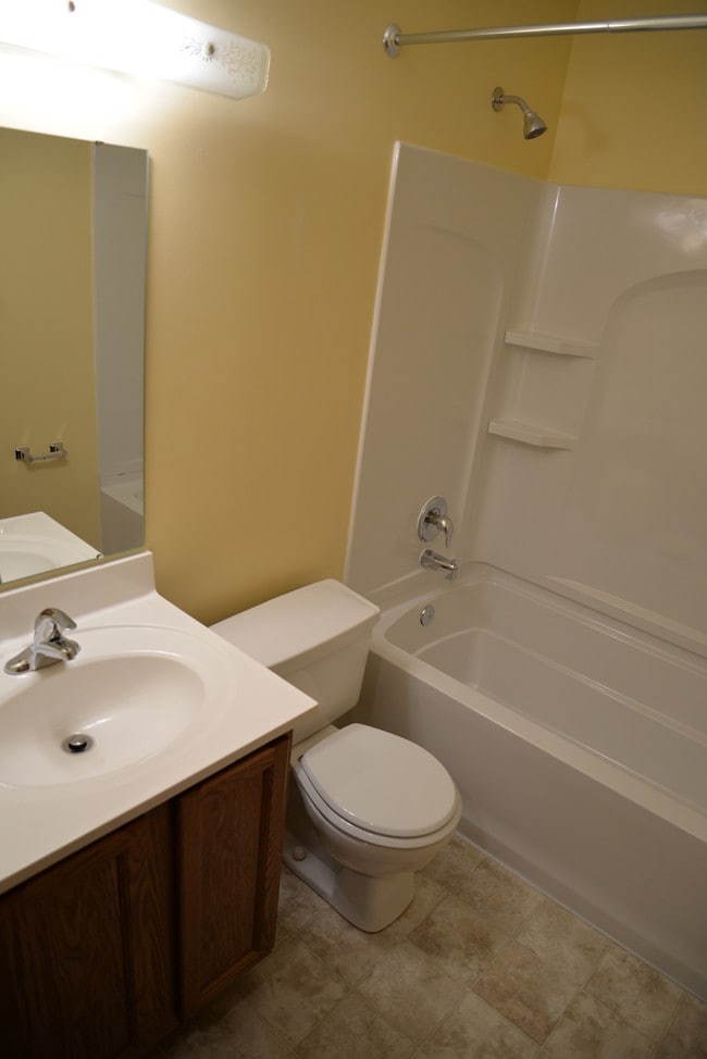 2nd Floor Full Bath - 892 Postiy St NW Unit 892