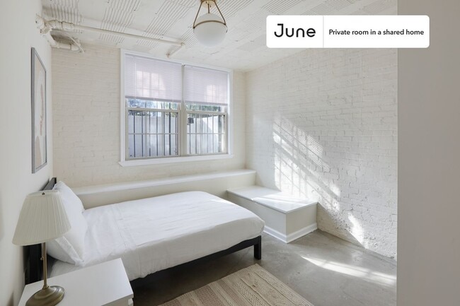 Room in Shared 5 bed/2 bath home in Dupont Circle