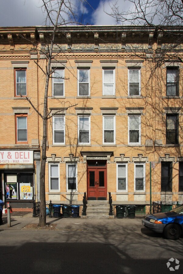 Photo - 957 Seneca Ave Apartments